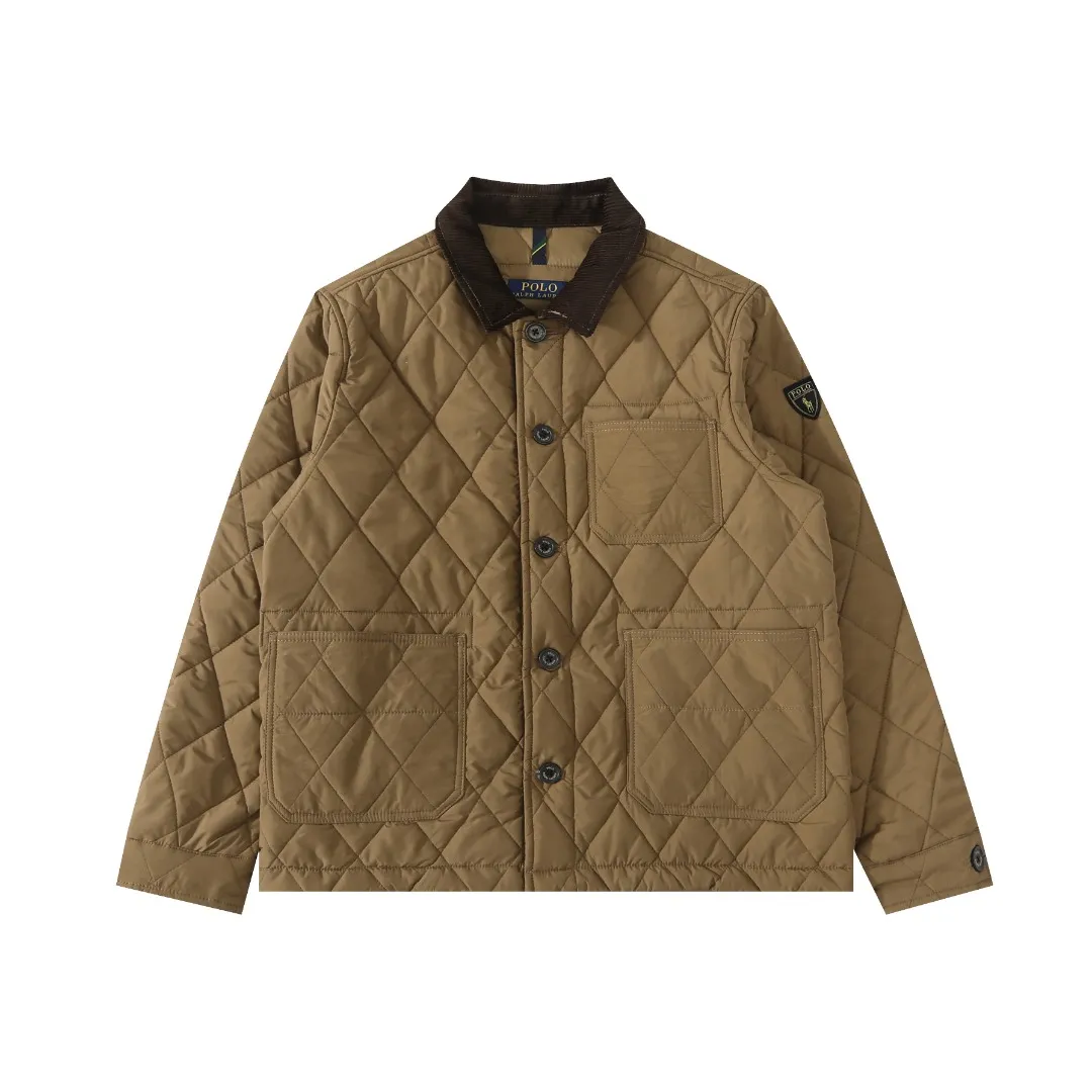 P370 #R50 Ralph Lauren/Ralph Lauren five-color classic old money style workwear rhombus retro cotton jacket. Inspired by retro workwear, it reshapes the contemporary British style. Imported machine-pressed diamond quilting technology, every quilting line is accurately aligned, and the details are full of ingenuity; three-dimensional tailoring creates a neat H-shaped silhouette, and it can still remain light and straight when worn in multiple layers in autumn and winter. Customized metal buttons, low-key embellished textured corduroy lapel design, full of retro atmosphere, 37.5° temperature control black technology, breathable and moisture-proof, locks in temperature and sweat, waterproof and snow-proof fabric, no fear of bad weather, anti-run cotton patented technology, warm and soft, long-wearing without deformation, five high-end colors: navy | khaki | black | green | brown, easily suitable for commuting, leisure, and travel. Wearing one piece gives off a calm temperament of "old money style", and you can have both style and warmth in low-temperature weather.  Color: Navy blue, black, khaki, military green, brown Size: S M L